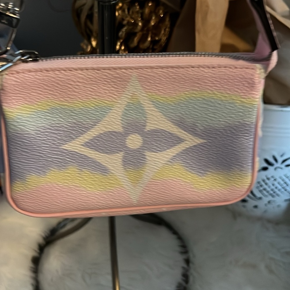 LOUIS VUITTON Escale Mini Pochette Accessoires Pastel Monogram LV - Picture 3 of 9